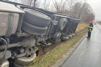 TIR rasturnat la Cornatel soferul era beat