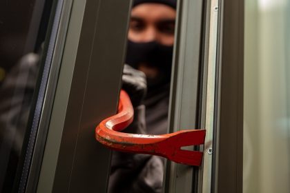 Tanar din Axente Sever retinut pentru patrundere cu forta