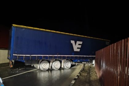 Trafic blocat pe DN1 la Scoreiu TIR in casa