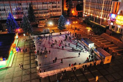 start sarbatori la Medias iluminat festiv si patinoar