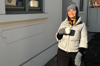 A cui esti tu copila Andreea Esca transforma o amintire intr un proiect cultural