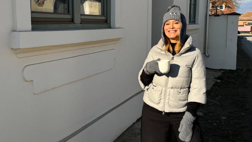 A cui esti tu copila Andreea Esca transforma o amintire intr un proiect cultural