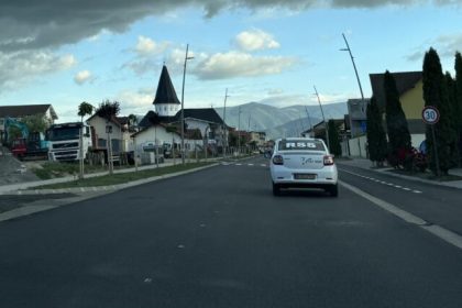 Accident in Selimbar sofer baut a lovit un stalp