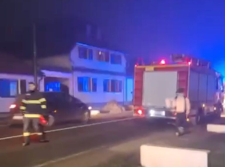 Accidentul de la Brateiu 10 persoane la spital dupa microbuzul lovit zidul unei case