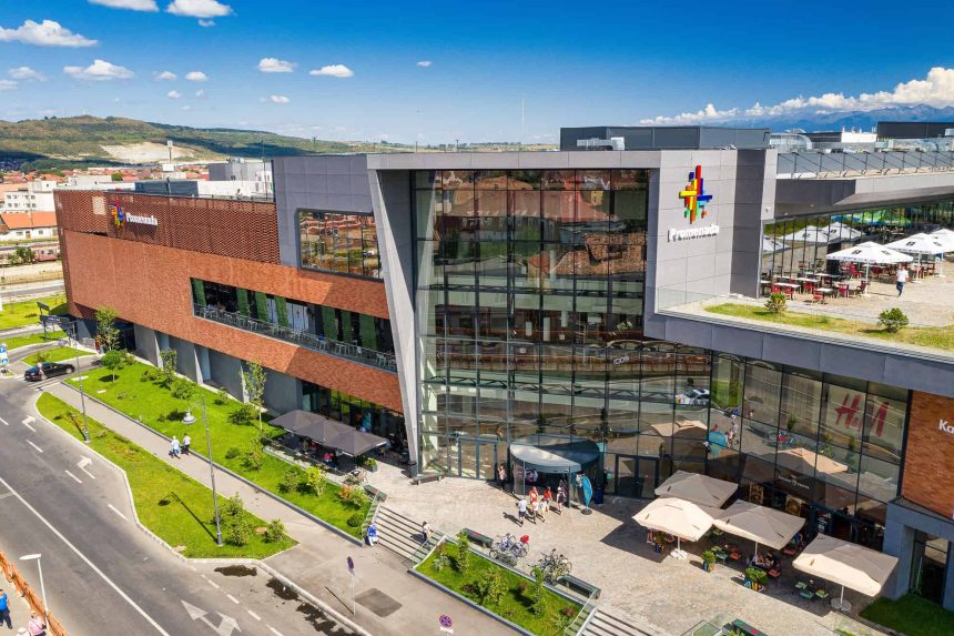 Alerta la Promenada Mall pompierii au evacuat 17 persoane