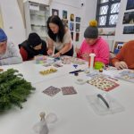 Arta care vindeca pacientii creeaza ornamente de craciun