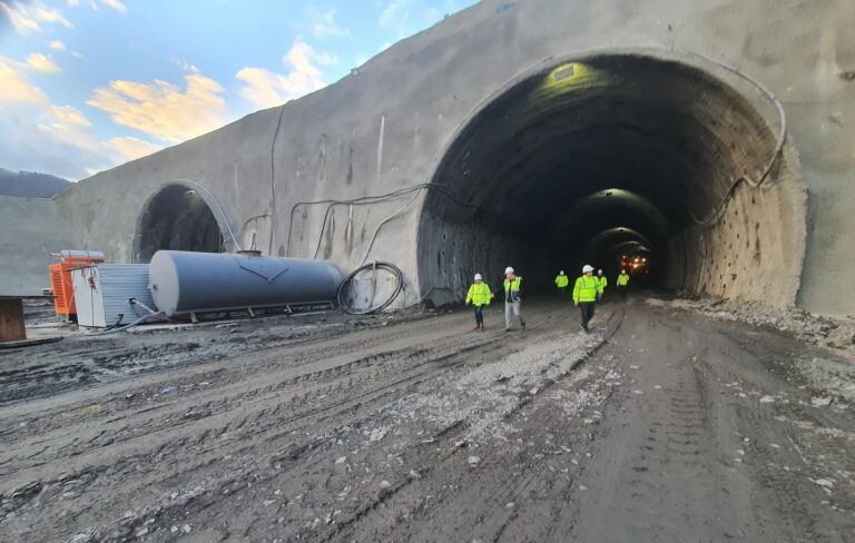 Autostrada Sibiu Pitesti avanseaza al 4 lea tunel autorizat