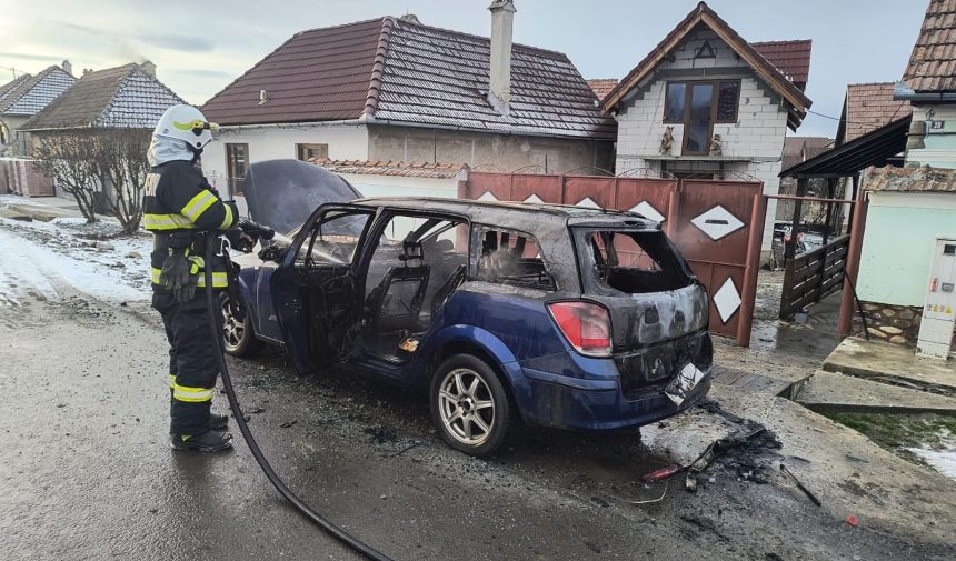 Autoturism prins de flacari in Miercurea Sibiului