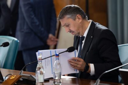 Burse reduse din pix sute de mii de elevi afectati