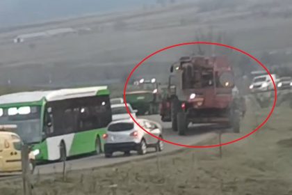 Calvarul soferilor pe drumul Sibiu Agnita combinele agricole creeaza ambuteiaje