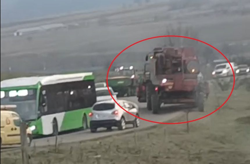 Calvarul soferilor pe drumul Sibiu Agnita combinele agricole creeaza ambuteiaje