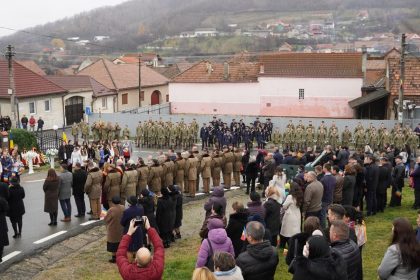 Ceremonie emotionanta la Sadu eroii comemorati un copil a impresionat multimea foto