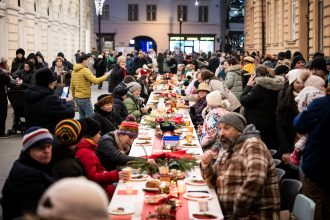 Cina transforma Sibiul intr o familie uriasta Community Dinner revine pe Xenopol