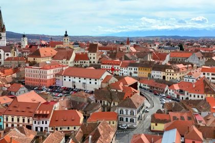 Cladiri deteriorate din Sibiu cu graffiti Bibu cere solutii