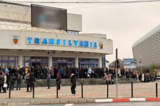 Coada de zeci de metri la Sala Transilvania sibieni la Noi suntem romani