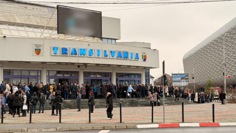 Coada de zeci de metri la Sala Transilvania sibieni la Noi suntem romani