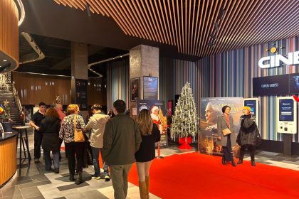 Cravata galbena a umplut sala la CineGold