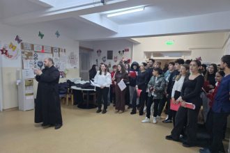 Daruri si emotii tinerii din Cisnadie au colindat copiii de la Neurologie Pediatrica Sibiu