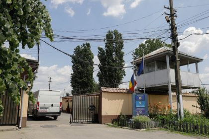 Doi politisti retinuti pentru droguri si telefoane in penitenciar