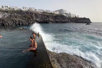Doi romani au murit in Tenerife din cauza unui val