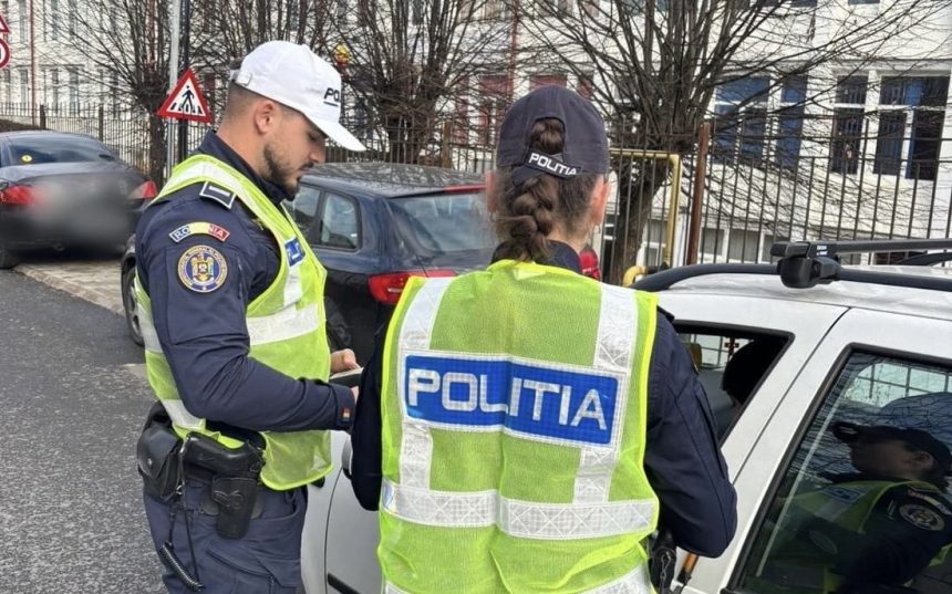 Doi soferi prinsi conduci cu permisul suspendat