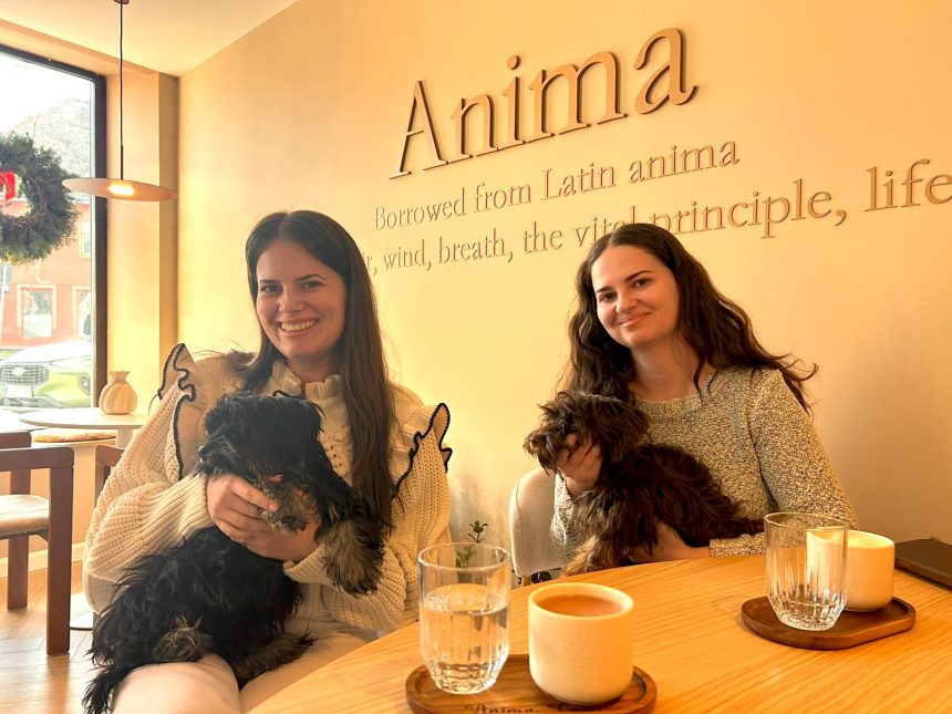 Doua sistori din Sibiu au deschis o cafenea cu suflet