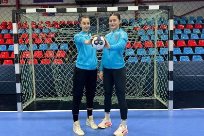 Doua sutori joaca impreuna pentru Magura