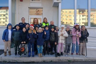 Emotii la Biroul de Siguranta Scolara Sibiu copii colindand polititi