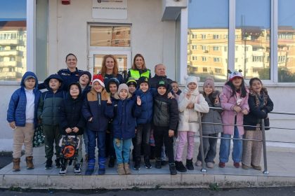 Emotii la Biroul de Siguranta Scolara Sibiu copii colindand polititi
