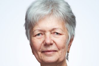 Fosta inspectoare scolara Christine Manta Klemens decorata cu Crucea Federala de Merit