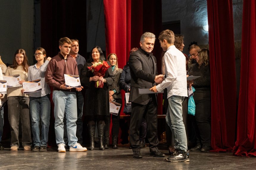 Gala Performantei 2025 300 elevi din Medias premiati