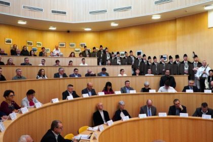 Junii Sibiului au colindat la Consiliul Judetean