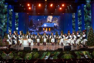 Junii Sibiului cuceresc Bucurestiul spectacol de colinde si traditii