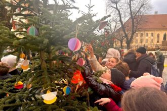Magie in Piata Huet copii au impodobit bradul Grinchul a ras