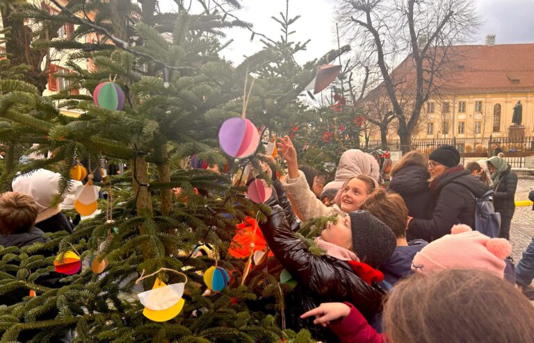 Magie in Piata Huet copii au impodobit bradul Grinchul a ras