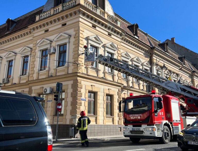 Miros de gaz la Prefectura Sibiu 75 evacuati