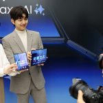 Samsung a lansat telefonul care se pliaza in 3