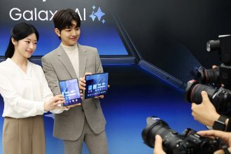 Samsung a lansat telefonul care se pliaza in 3