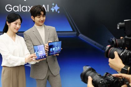 Samsung a lansat telefonul care se pliaza in 3