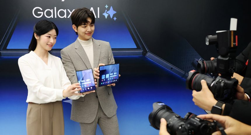 Samsung a lansat telefonul care se pliaza in 3