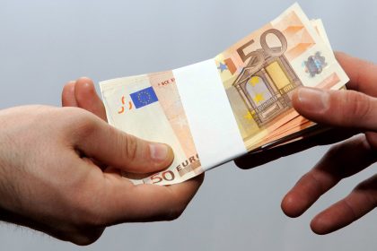 Sibian prins in flagrant oferind mita unui politist