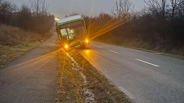 Singura pasagera din autobuzul derapat Mau lasat in camp