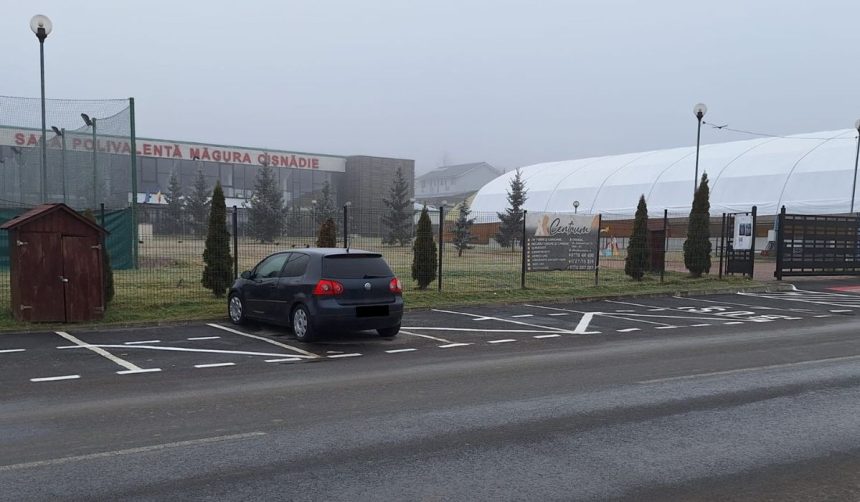 Statie de autobuz impiedicata in Cisnadie soferii afirma ca masina e acolo de 10 zile