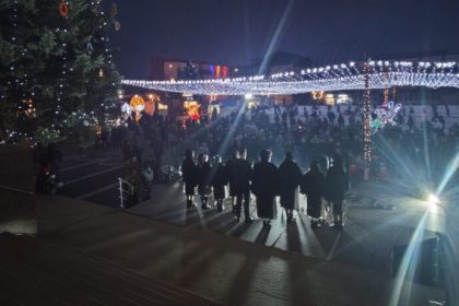 Sute de persoane la spectacolul Florile dalbe din Medias