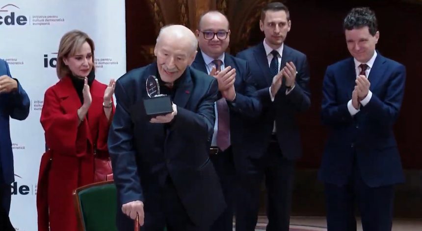 Victor Rebengiuc premiat pentru cariera 7 decenii in teatru