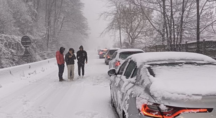 Zapada blocheaza traficul pe Valea Oltului video