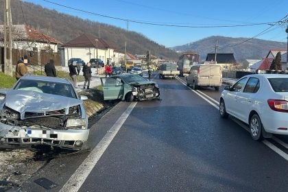 Accident cu trei masini intre Sibiu si Ramnicu Valcea doi raniti