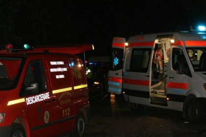 Accident grav pe DJ 106G entre Dobarca si Poiana Sibiului O persoana prinsa in habitaclu
