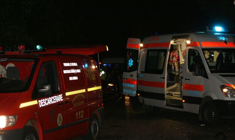 Accident grav pe DJ 106G entre Dobarca si Poiana Sibiului O persoana prinsa in habitaclu