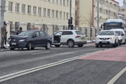Accident pe Milea masina scolii de soferi a Armatei implicata foto